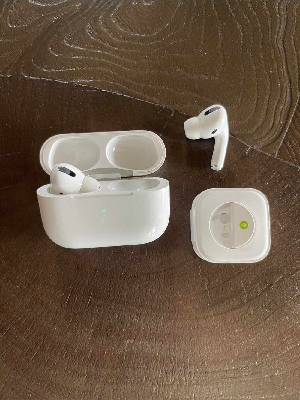 Apple AirPods Pro - Right airpod and Charging Case
